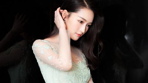 明星图一片,光影交错，演绎璀璨星辉